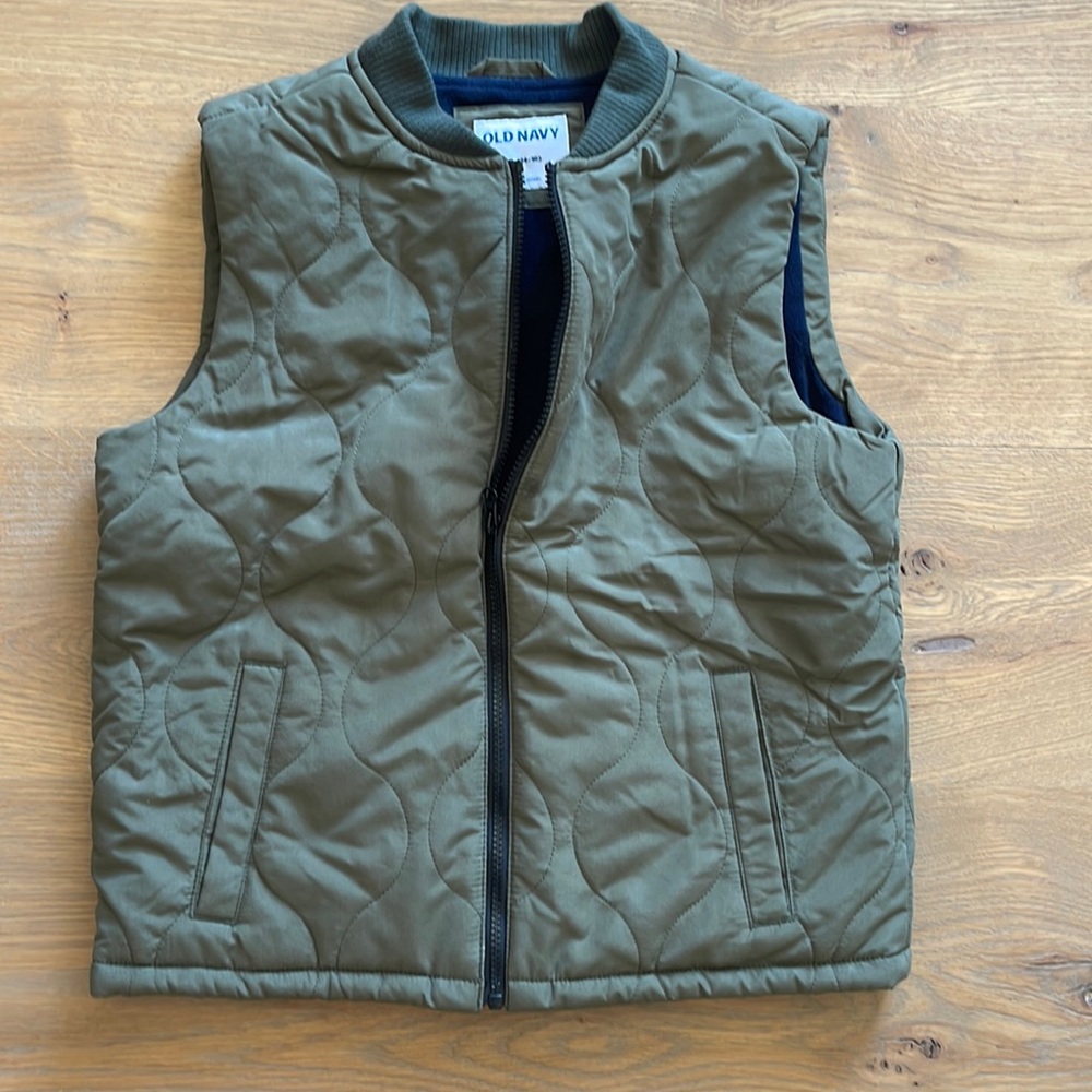 Old Navy Boys fleece lined olive green puffer vest. XL 14-16